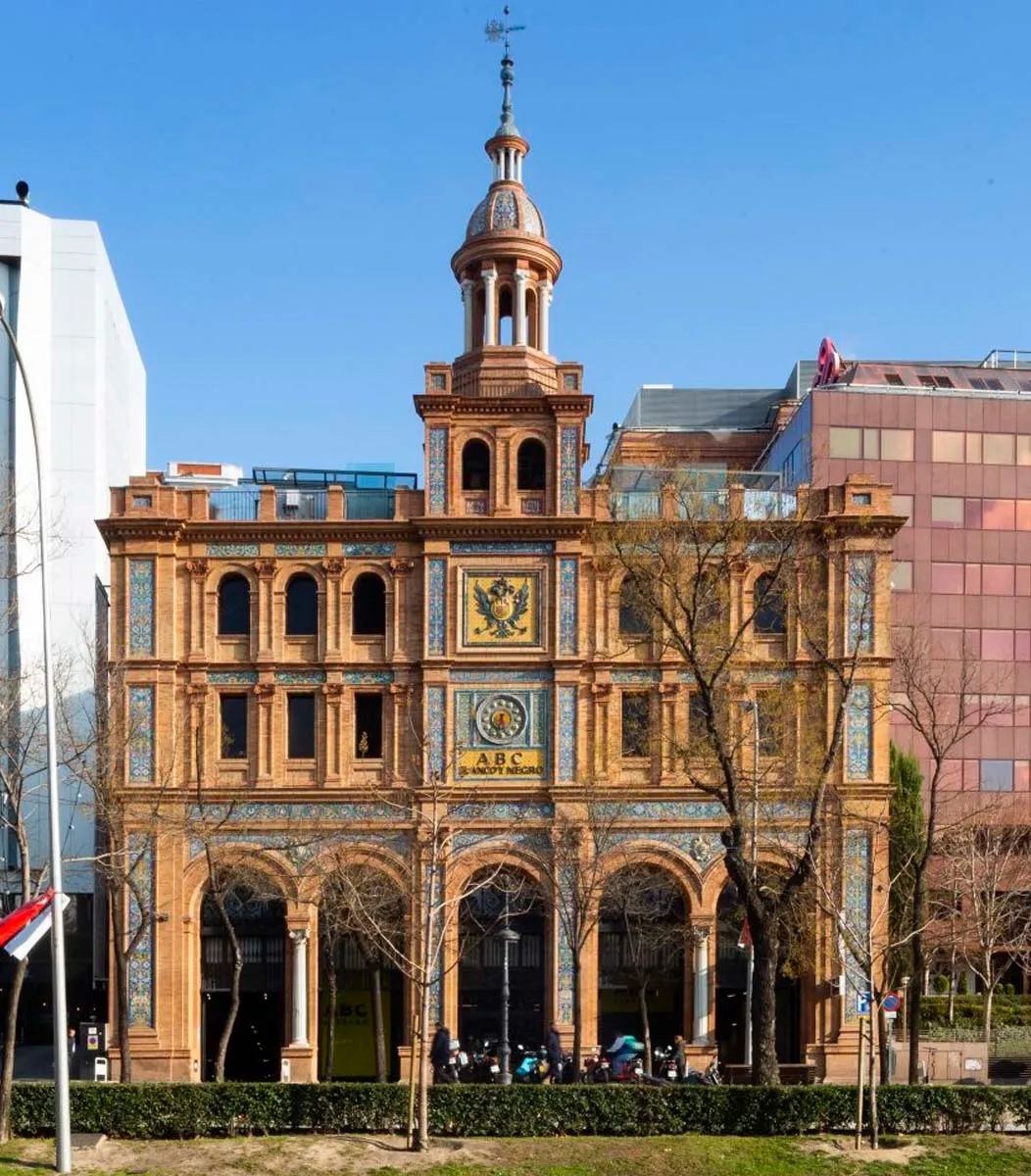 Fachada del edificio ABC Serrano, con el templete en lo alto