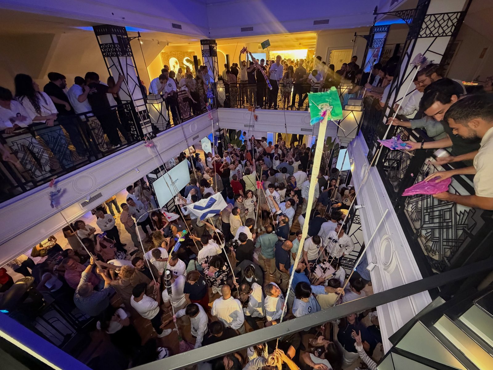 Atrio de la planta 5 lleno durante un evento corporativo