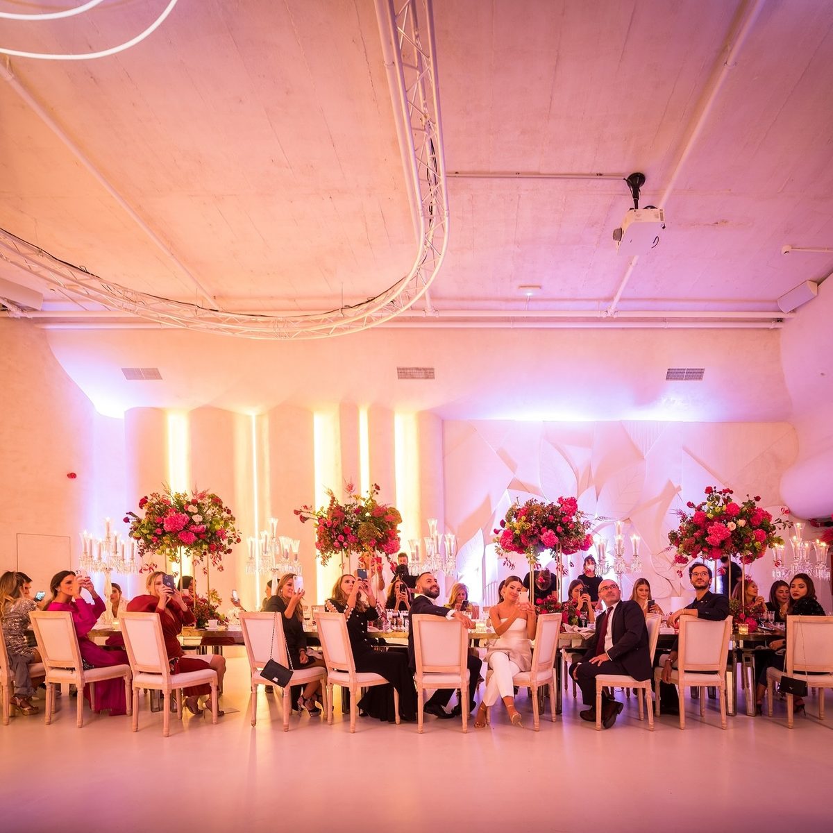 Cena en la Sala Papel y Pluma con luz rosa