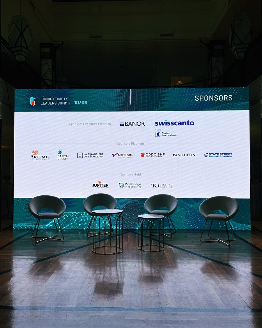 Escenario con pantalla de patrocinadores en el atrio