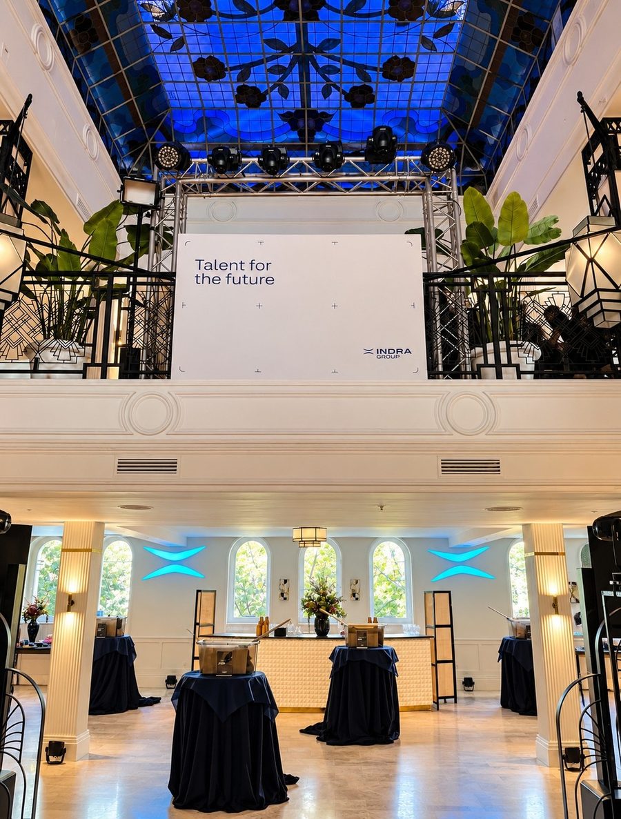 Escenario de una presentación corporativa en el atrio