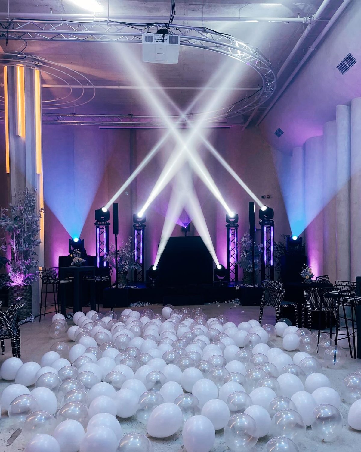 Pista de la Sala Papel y Pluma con esferas y luces