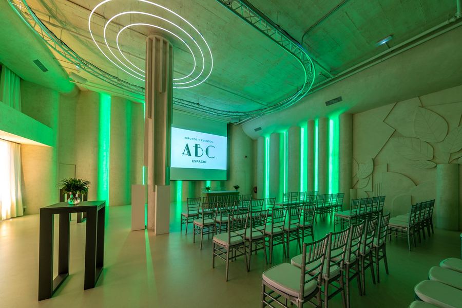 Sala Papel y Pluma montada para una presentación